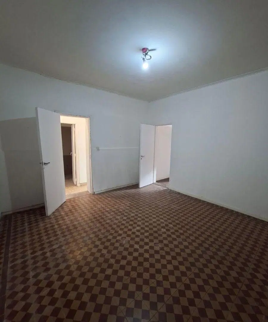 ALQUILER CASA
2 DORMITORIOS
ubicado en Av 122 y 73 5