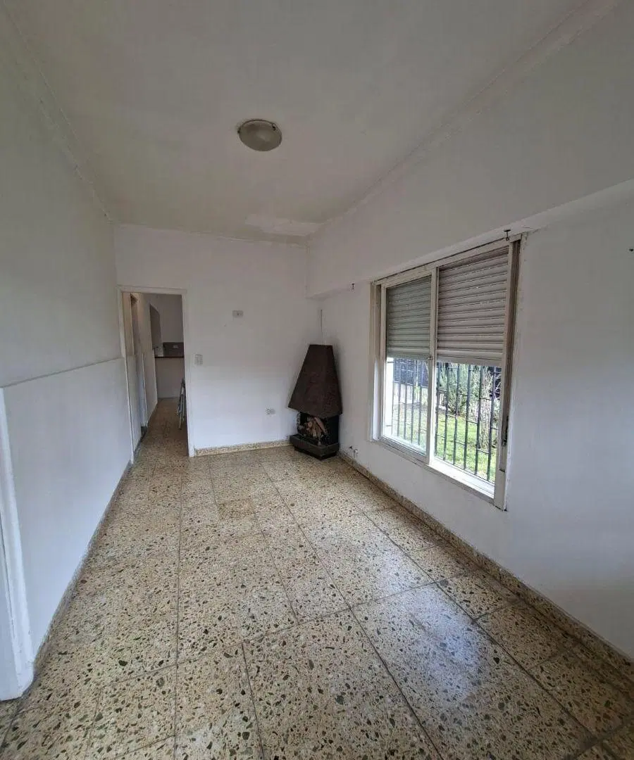 ALQUILER CASA
2 DORMITORIOS
ubicado en Av 122 y 73 1