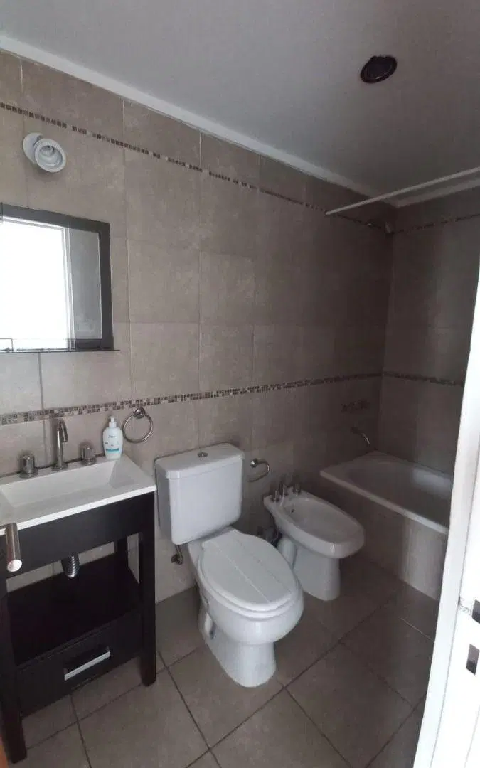 DEPTO MONOAMBIENTE EN ALQUILER
Ubicado en 45 e/ 16 y 17
30 mts2 aprox. 4