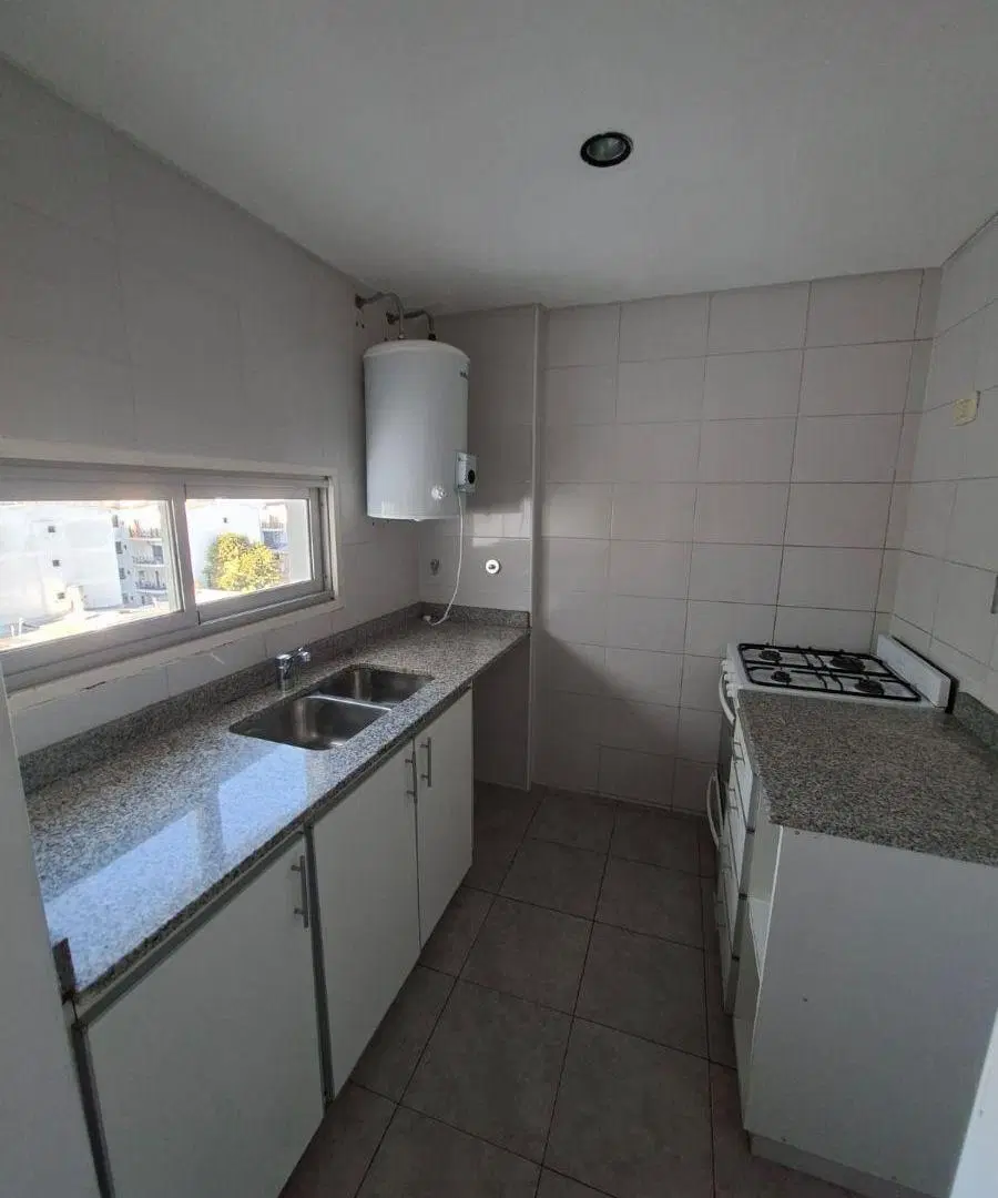 DEPTO MONOAMBIENTE EN ALQUILER
Ubicado en 45 e/ 16 y 17
30 mts2 aprox. 5