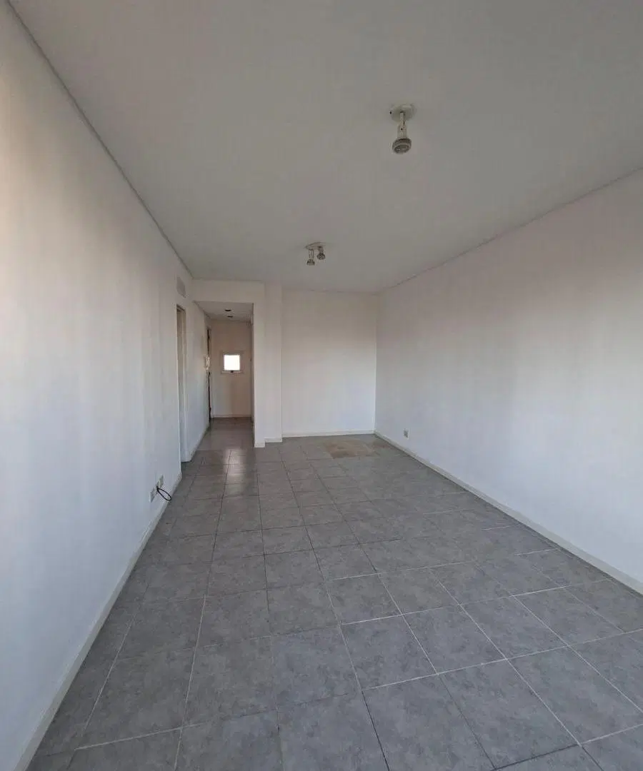 DEPTO MONOAMBIENTE EN ALQUILER
Ubicado en 45 e/ 16 y 17
30 mts2 aprox. 3