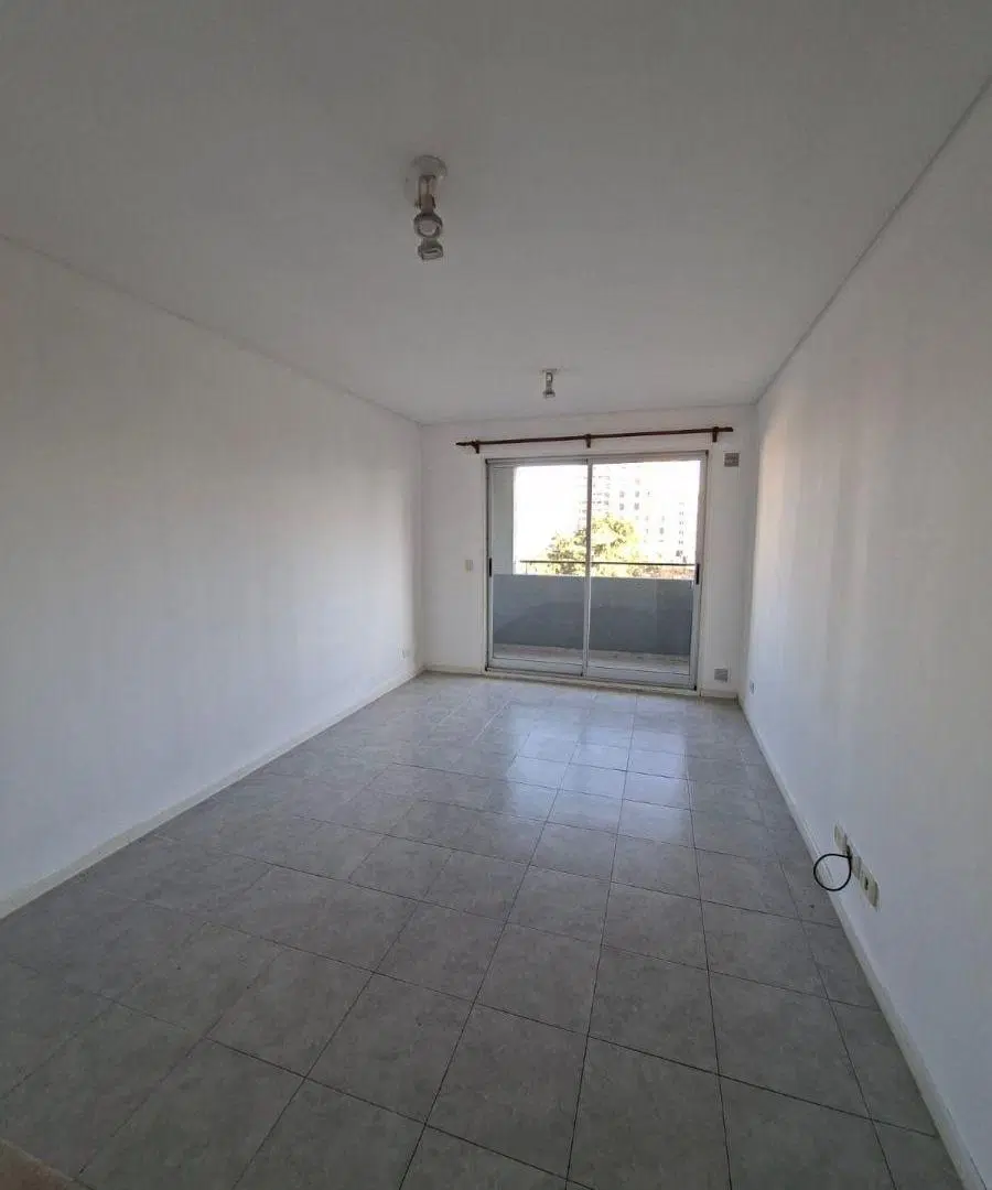 DEPTO MONOAMBIENTE EN ALQUILER
Ubicado en 45 e/ 16 y 17
30 mts2 aprox. 2