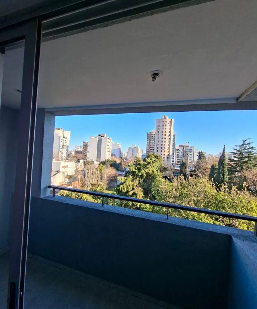 DEPTO MONOAMBIENTE EN ALQUILER
Ubicado en 45 e/ 16 y 17
30 mts2 aprox. 1