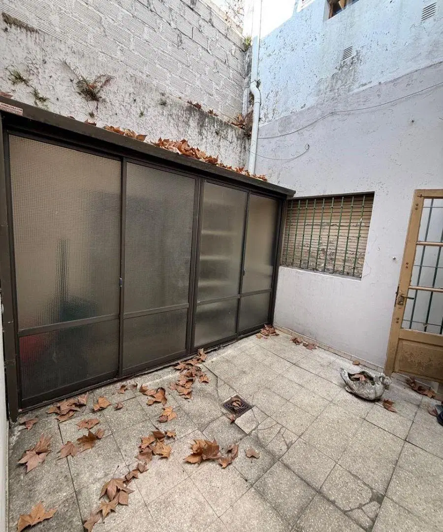 VENTA DEPTO EN PB 2-3 DORM
Ubicado en calle 14 e /57 y 58
Departamento en PB frente 3