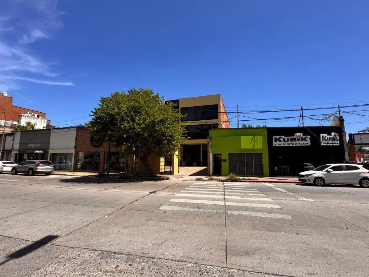 Venta Edificio comercial de 3 plantas en Av. Castro Barros al 600 1
