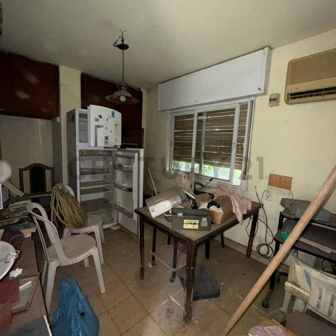 Foto de Venta casa 3 ambientes con jardín y cochera a reciclar | ITUZAINGO, imagen 4