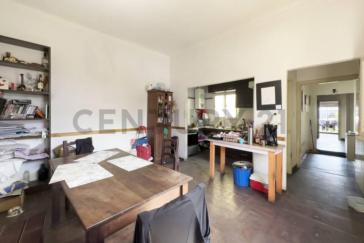 Foto de Casa a refaccionar / Lote con potencial constructivo / acepta permuta, imagen 2