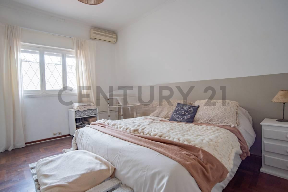 VENTA PH 3 AMB. CON PATIO PARQUIZADO, EN CASEROS