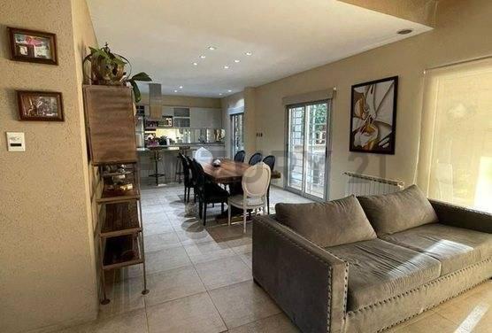 VENTA CASA CON PILETA EN PARQUE LELOIR