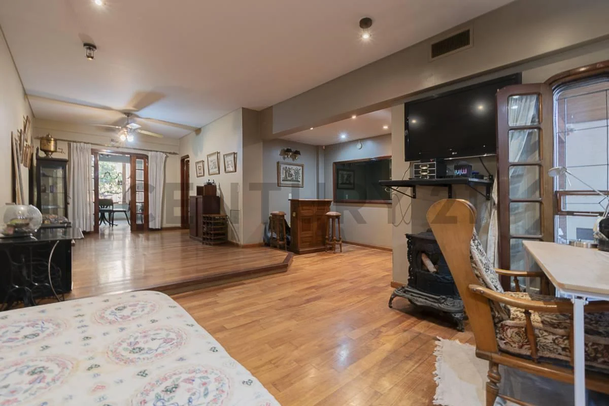 VENTA CASA 7 AMBIENTES CON PILETA Y JARDIN EN PARQUE CHACABUCO - ACEPTA PERMUTA