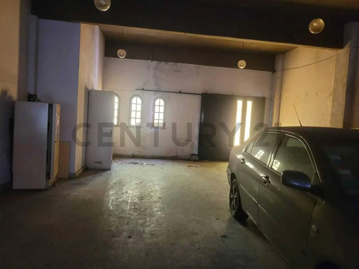 Venta Propiedad Mixta con Local/Depósito y Vivienda de 5 Ambientes Parque con Pileta 5