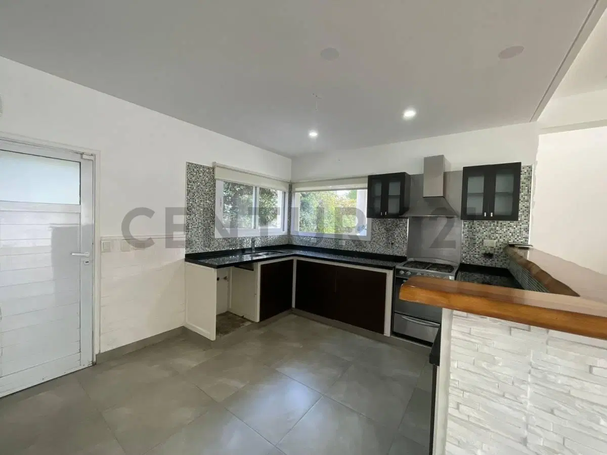 Alquiler Casa moderna desarrollada en dos plantas, ubicada en Barrio Santa Rita, San Vicente. 5