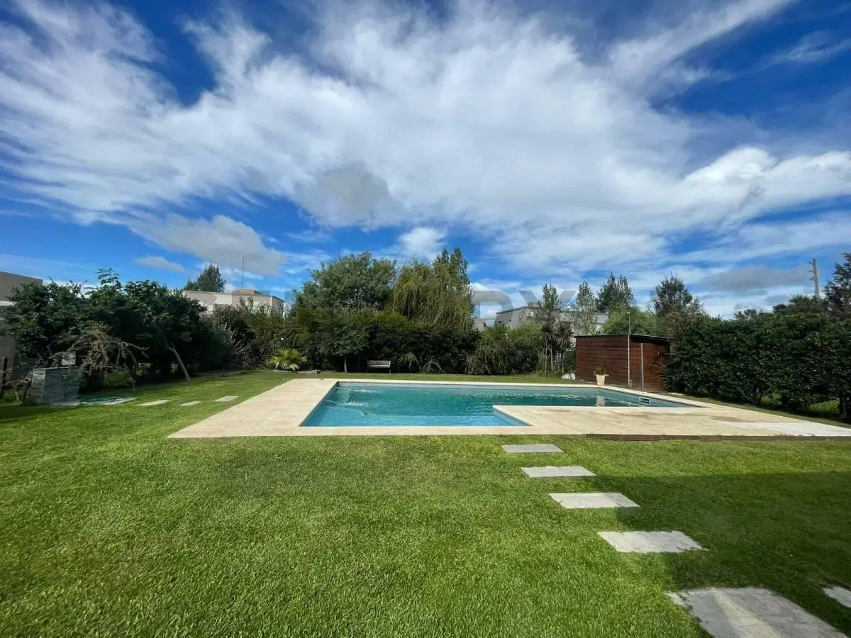 Alquiler Casa moderna desarrollada en dos plantas, ubicada en Barrio Santa Rita, San Vicente. 2
