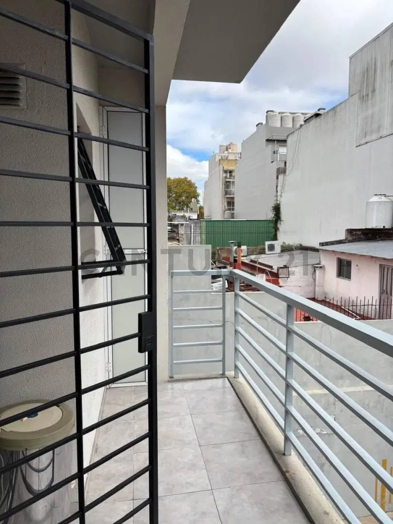 Alquiler departamento 2 ambientes luminoso con balcon en Villa Pueyrredon sobre Avenida Mosconi 2