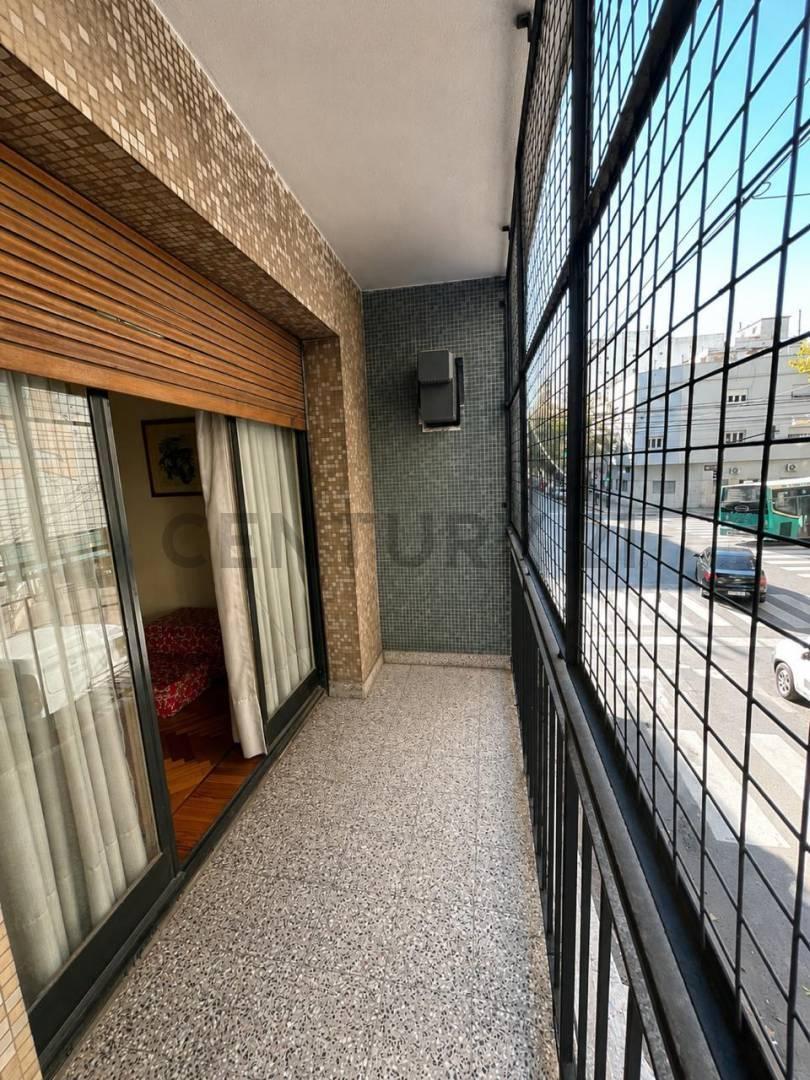 VENTA DE DEPARTMENTO DE 3 AMBIENTES FLORES