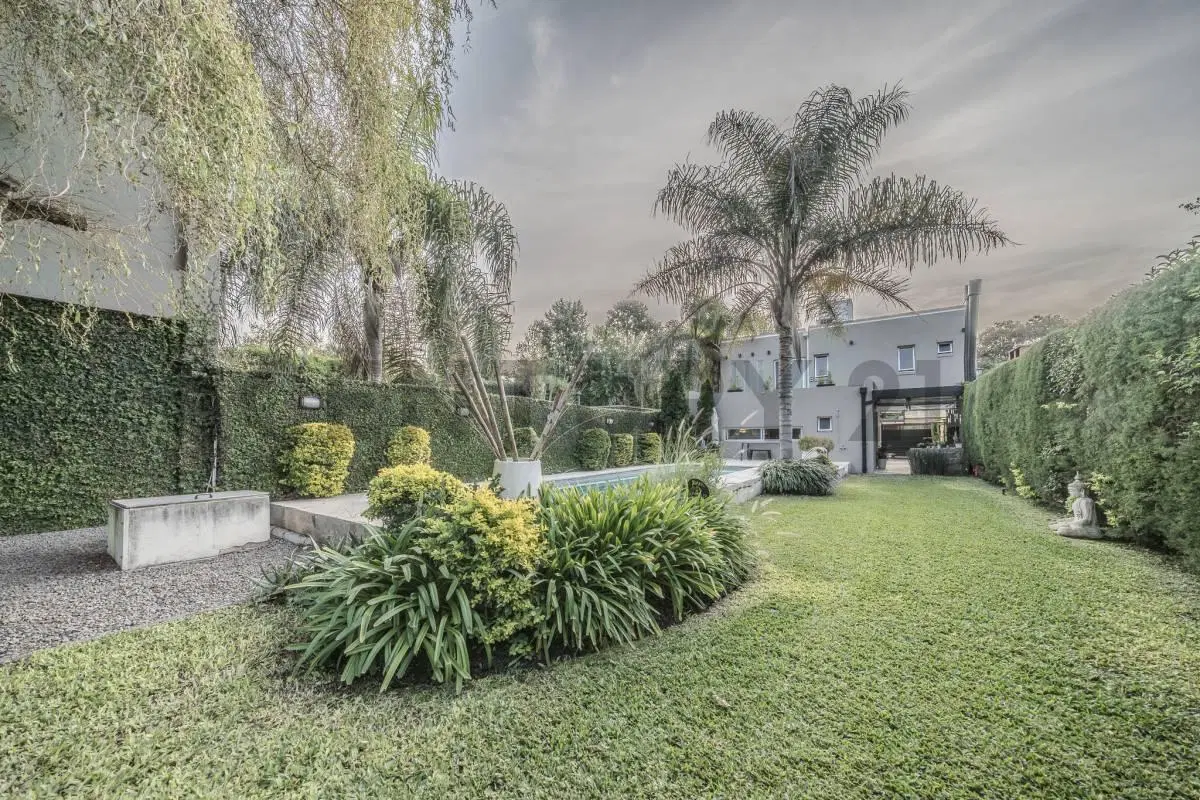 Venta Casa 5 ambientes sobre lote propio con pileta | Villa Udaondo – Acepta permuta 2