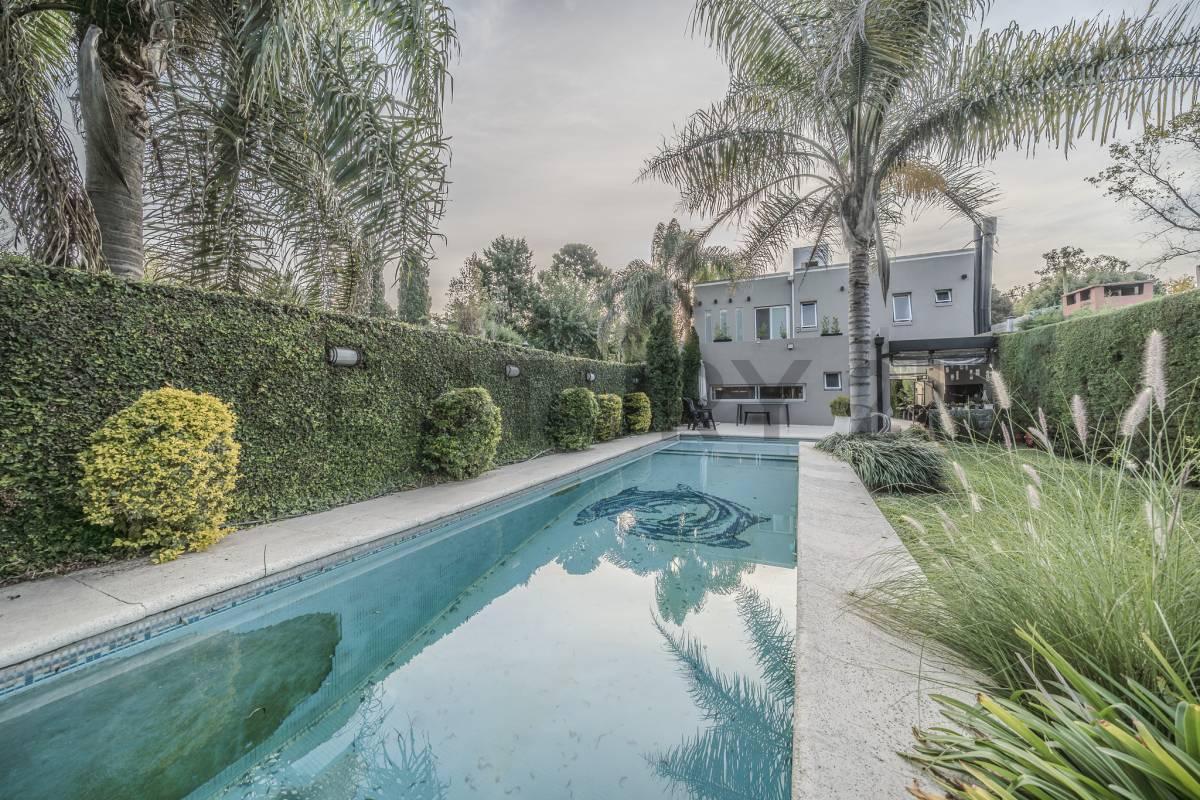 Venta Casa 5 ambientes sobre lote propio con pileta | Villa Udaondo – Acepta permuta