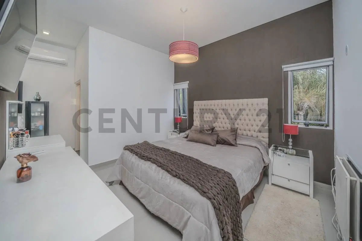 Venta Casa 5 ambientes sobre lote propio con pileta | Villa Udaondo – Acepta permuta 4