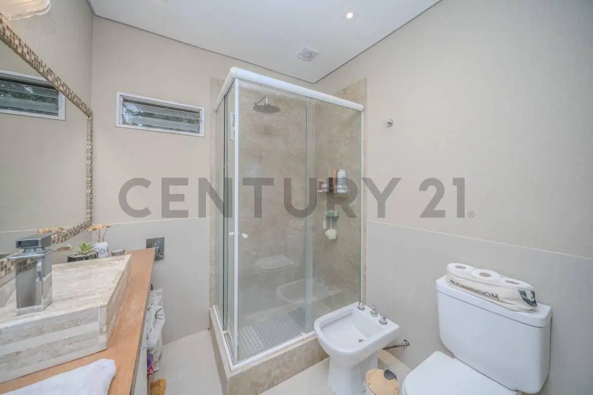 Venta Casa 5 ambientes sobre lote propio con pileta | Villa Udaondo – Acepta permuta 3