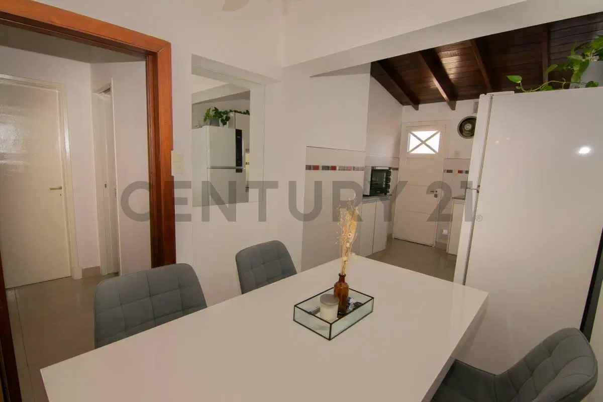 ALQUILER – Casa 4 ambientes con patio y cochera | Ciudad Jardín 1