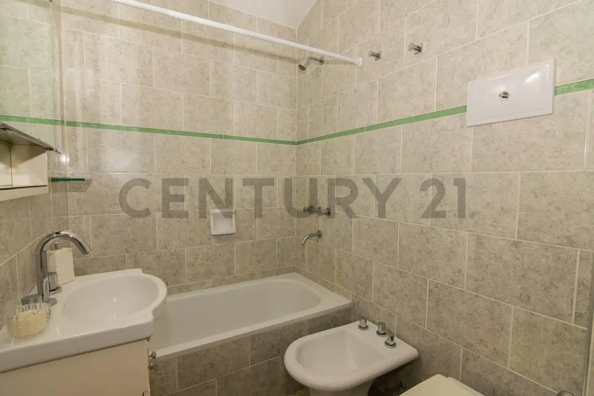 ALQUILER – Casa 4 ambientes con patio y cochera | Ciudad Jardín 4