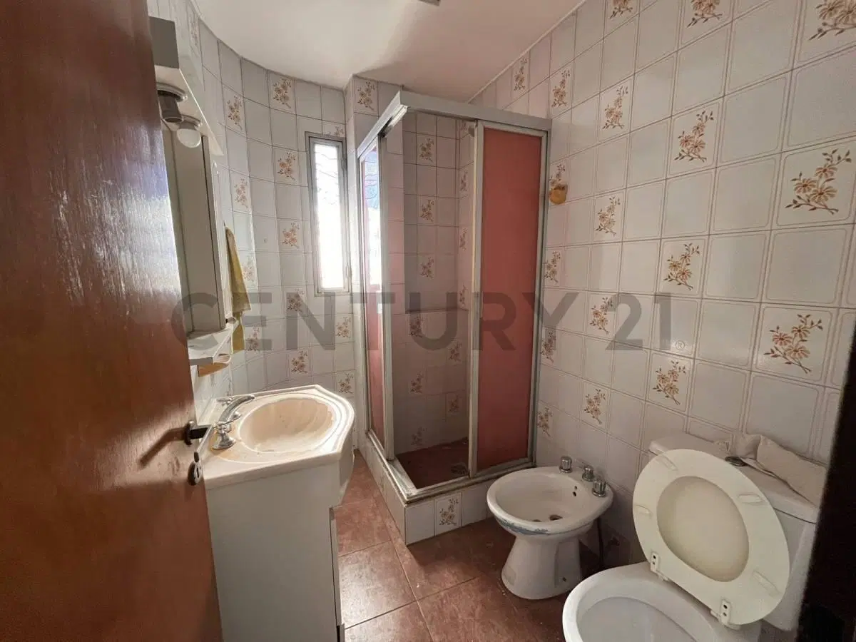 VENTA CASA MULTIFAMILIAR 5 AMBIENTES CON TERRAZA, QUINCHO Y GARAGE EN RAMOS MEJÍA A REFACCIONAR 5