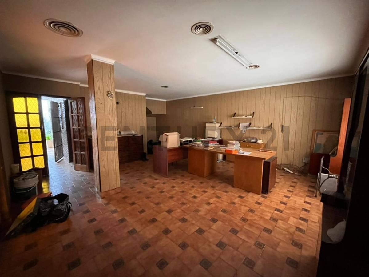 VENTA CASA MULTIFAMILIAR 5 AMBIENTES CON TERRAZA, QUINCHO Y GARAGE EN RAMOS MEJÍA A REFACCIONAR