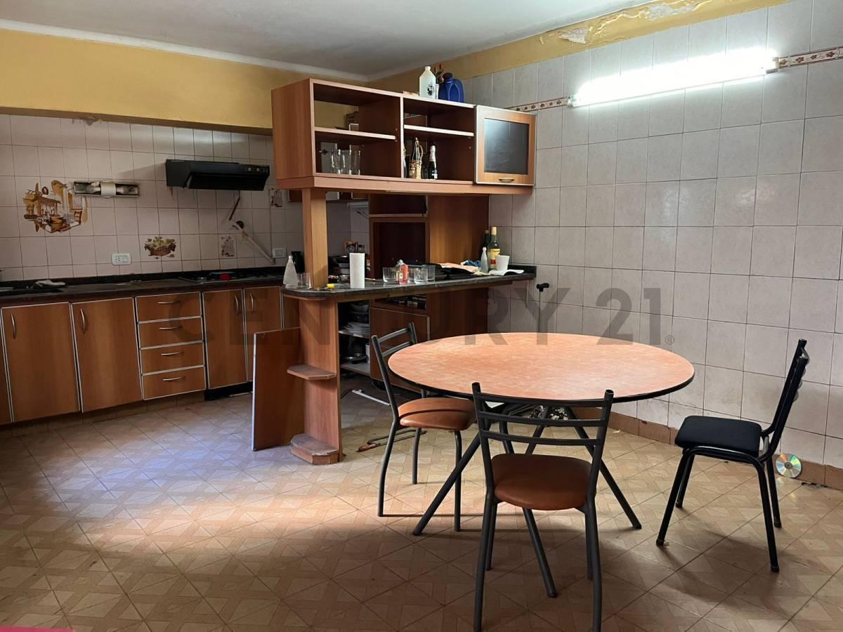 Foto de VENTA CASA MULTIFAMILIAR 5 AMBIENTES CON TERRAZA, QUINCHO Y GARAGE EN, imagen 2