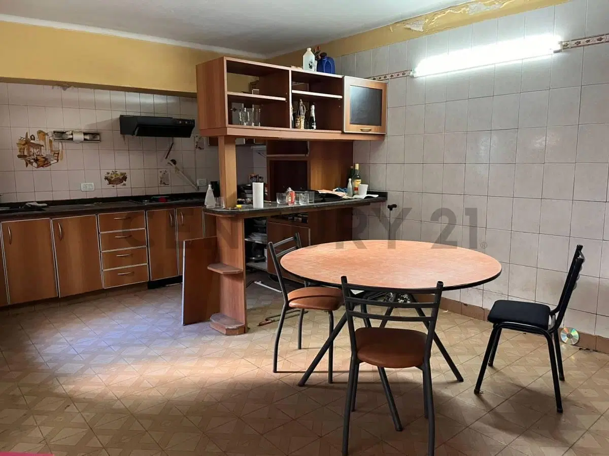 VENTA CASA MULTIFAMILIAR 5 AMBIENTES CON TERRAZA, QUINCHO Y GARAGE EN RAMOS MEJÍA A REFACCIONAR 2
