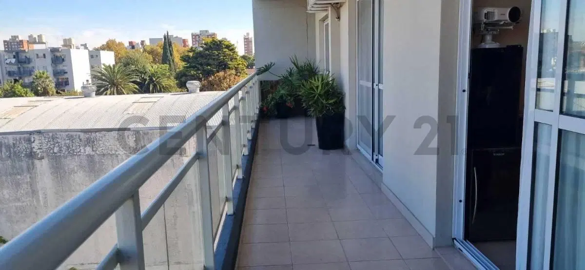 DEPARTAMENTO EXCLUSIVO CON TERRAZA PROPIA Y DOS COCHERAS 2