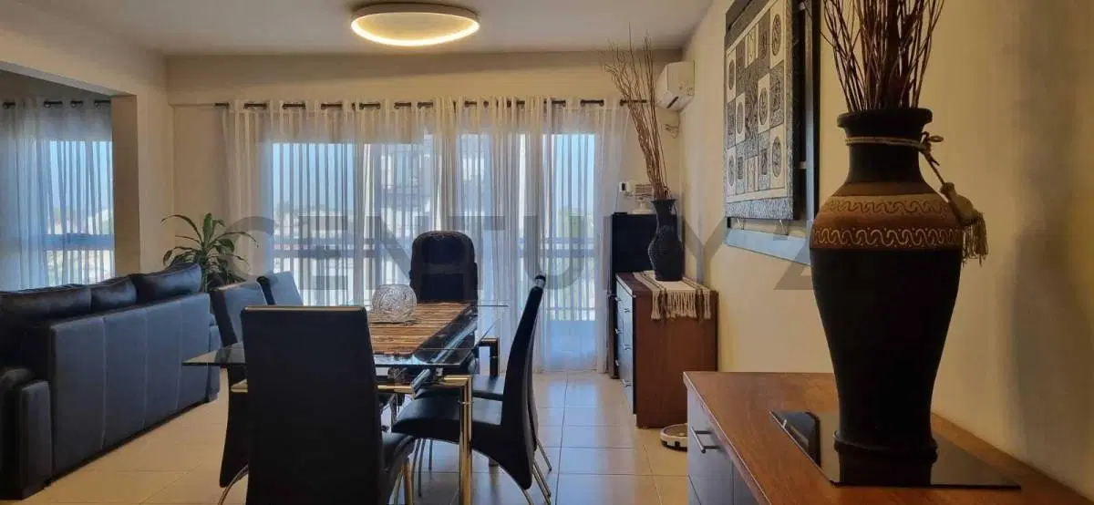 DEPARTAMENTO EXCLUSIVO CON TERRAZA PROPIA Y DOS COCHERAS 3