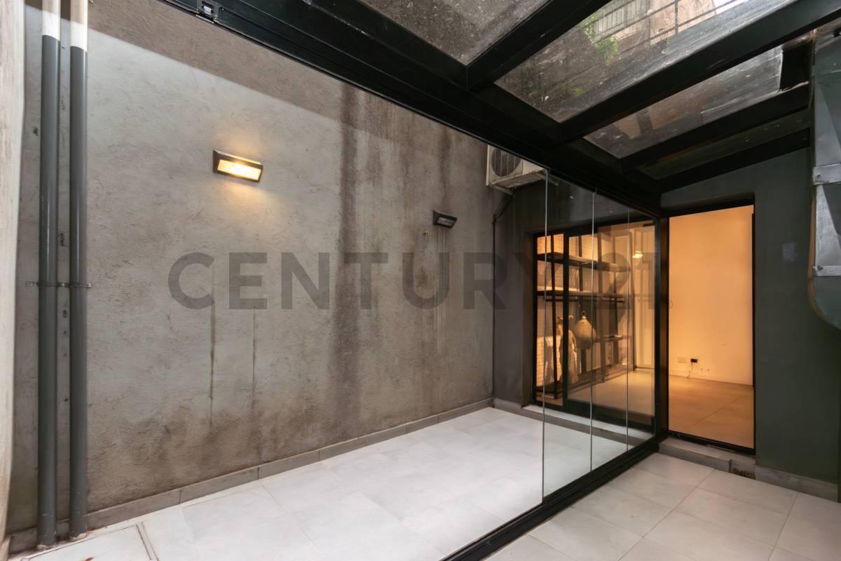 Venta Departamento 2 ambientes con patio y 2 baños completos en excelente ubicación.