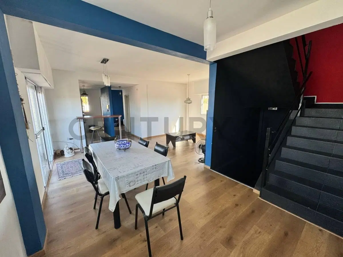 Venta Amplio Departamento en Dos Plantas con Terraza y Balcones en Caseros 8