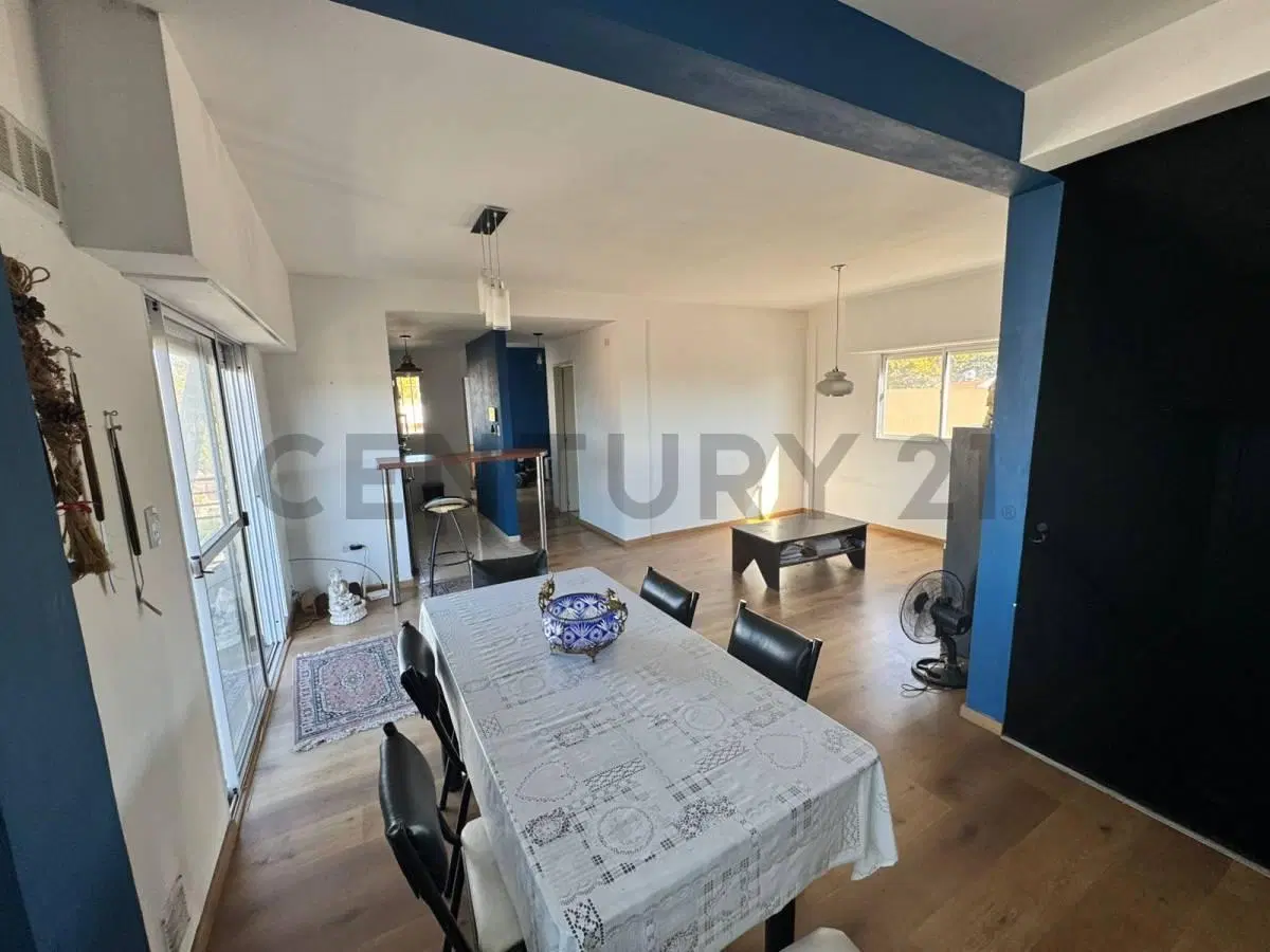 Venta Amplio Departamento en Dos Plantas con Terraza y Balcones en Caseros 4