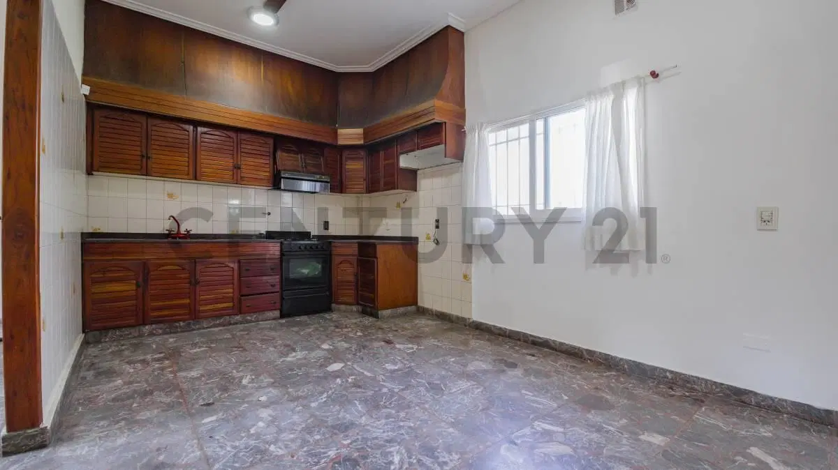 VENTA – Casa 3 Ambientes sobre Lote Propio con Cochera, Patio y Terraza – Caseros 3