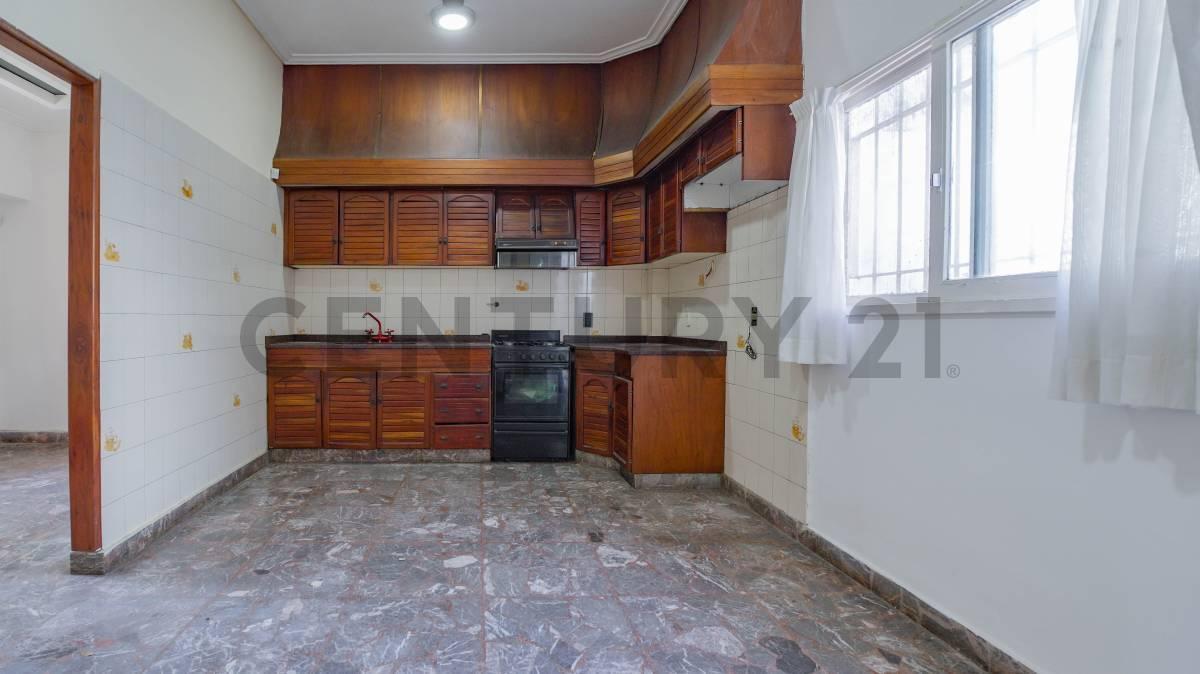 VENTA – Casa 3 Ambientes sobre Lote Propio con Cochera, Patio y Terraza – Caseros