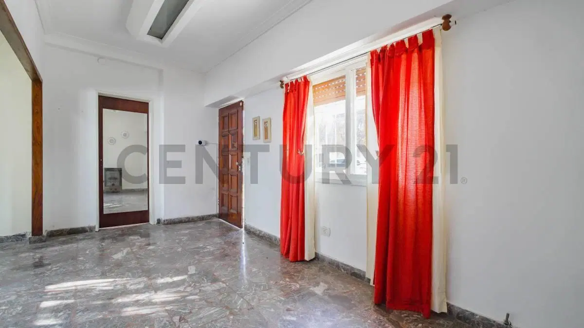 VENTA – Casa 3 Ambientes sobre Lote Propio con Cochera, Patio y Terraza – Caseros 2