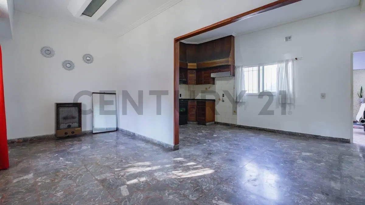 VENTA – Casa 3 Ambientes sobre Lote Propio con Cochera, Patio y Terraza – Caseros 4