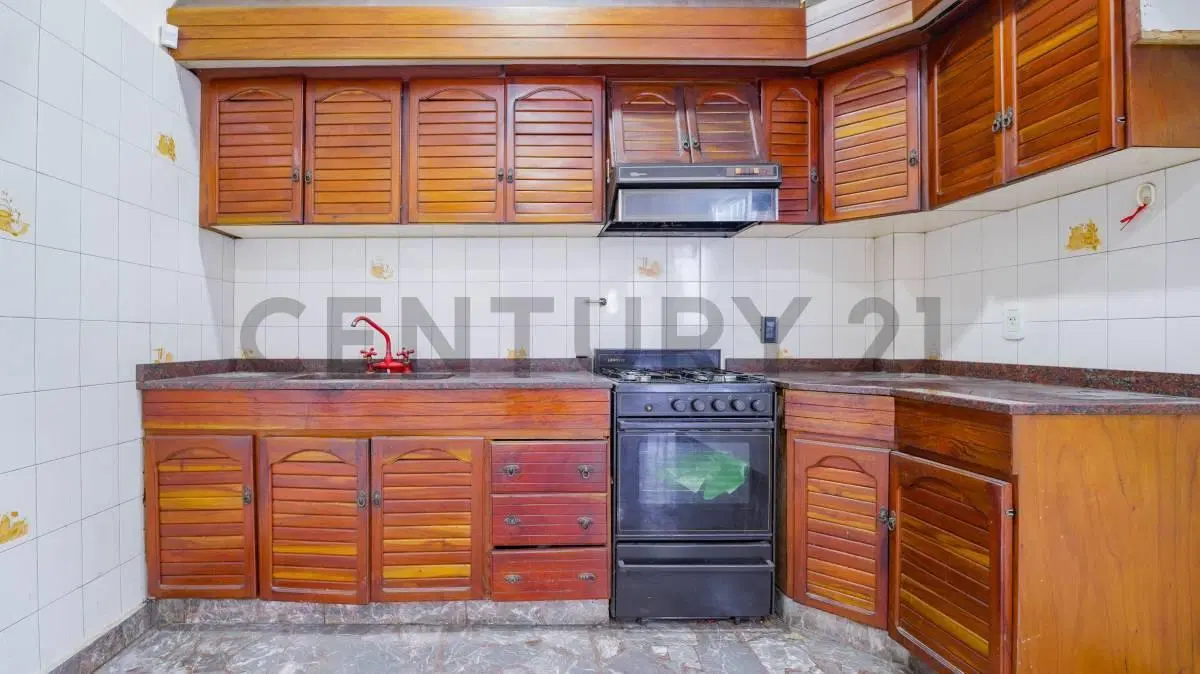 VENTA – Casa 3 Ambientes sobre Lote Propio con Cochera, Patio y Terraza – Caseros 5