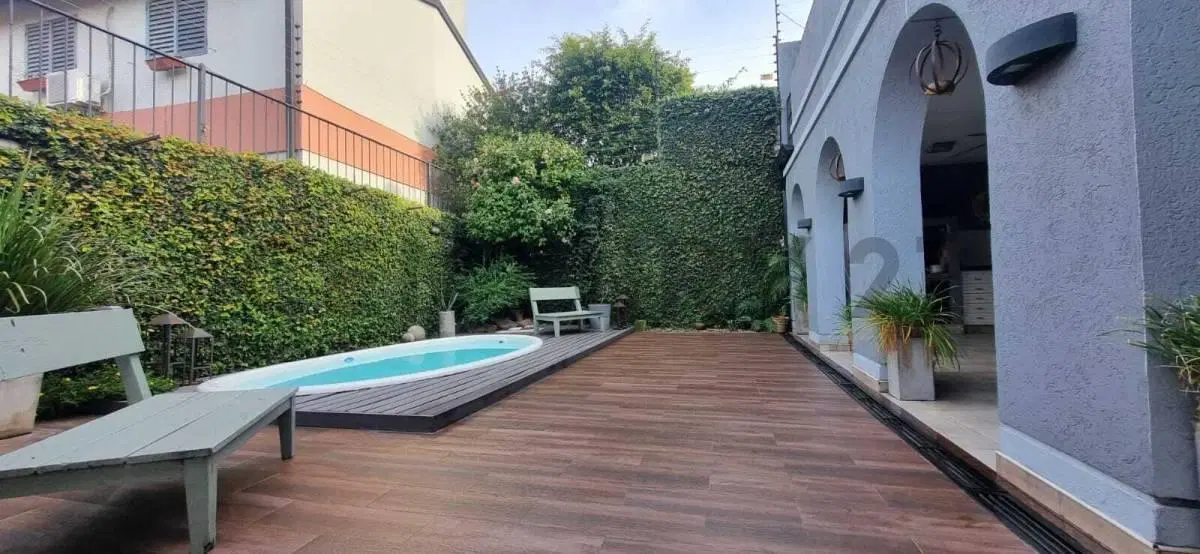 CASA 4 AMBIENTES RECICLADA A NUEVA CON PISCINA, QUINCHO Y COCHERA DOBLE EN RAMOS MEJIA 5