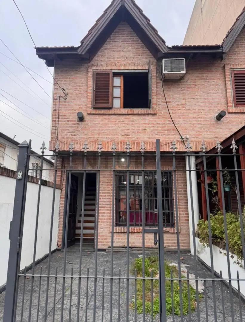 Comodisimo duplex en una zona residencial muy conectado con varias lines de colectivos,trenes y cent 3