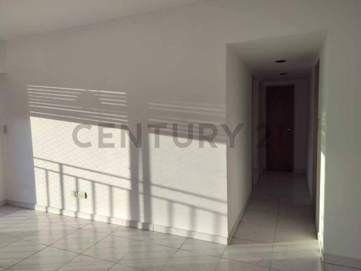 Foto de ALQUILER – 3 AMBIENTES CON BALCÓN, VISTA ABIERTA Y MUY LUMINOSO, imagen 4