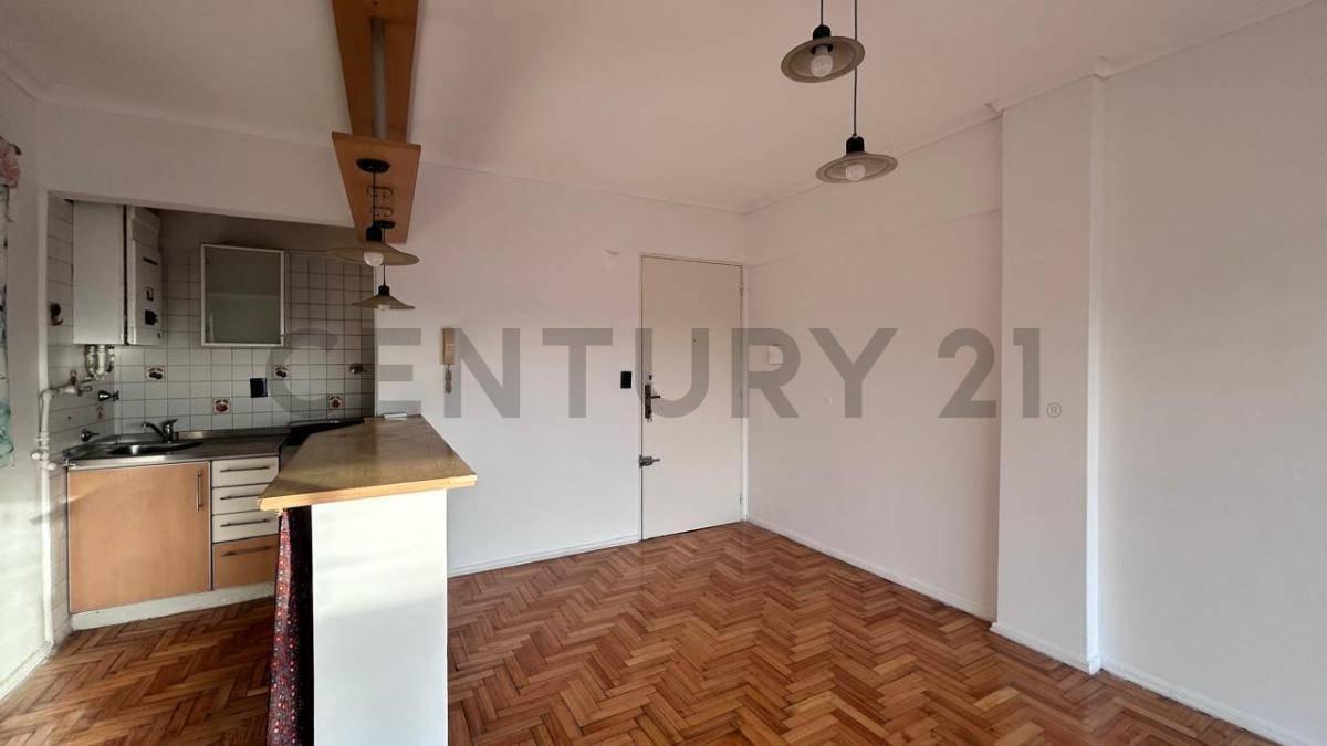 Foto de VENTA DEPTO 2AMB FLORES NORTE MUY LUMINOSO CON BALCON, imagen 2