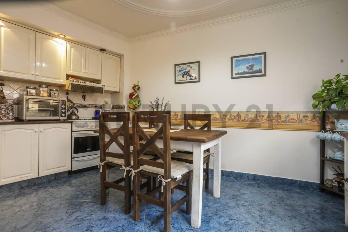 Foto de Venta-permuta Casa 5 ambientes en Flores con patio, terraza y cochera, imagen 2