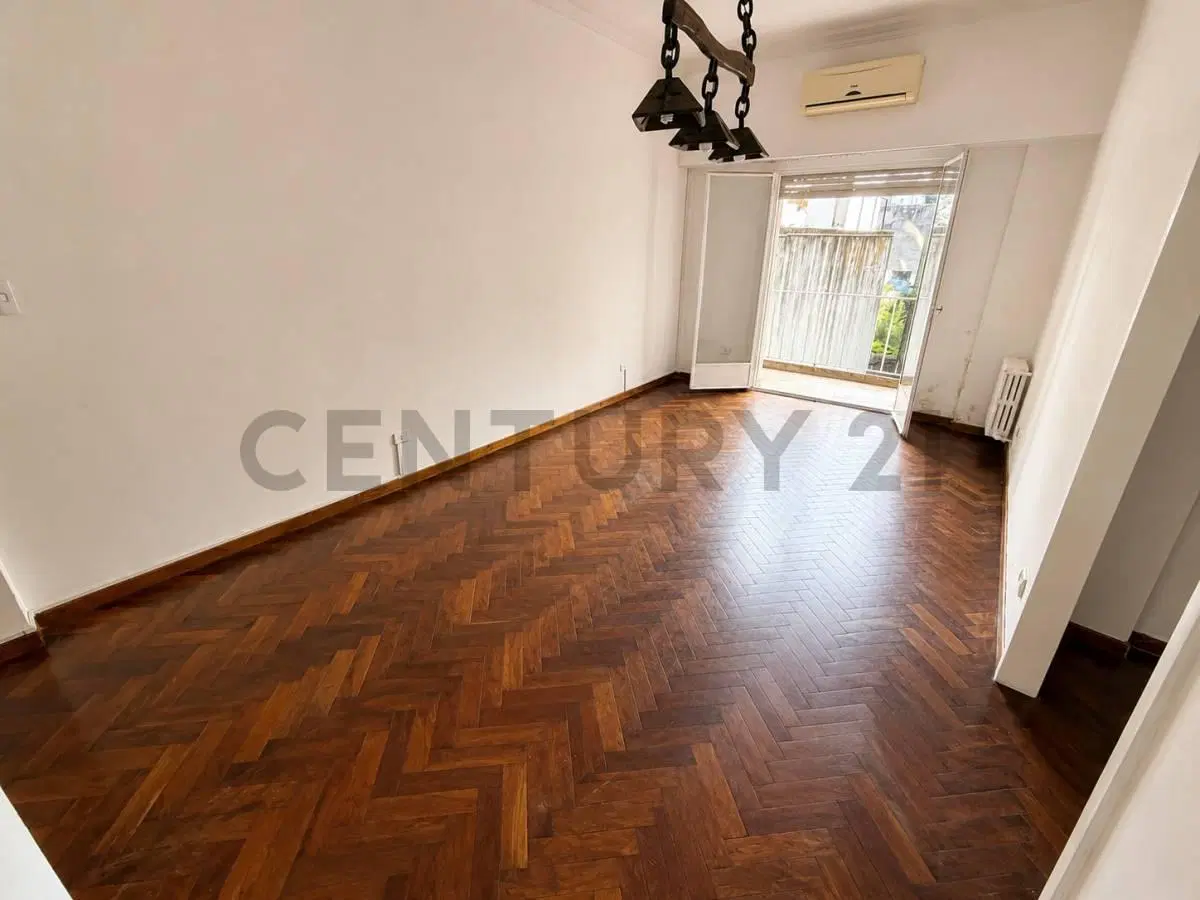 VENTA-PERMUTA departamento 3 ambientes con balcon, depend. Y Cochera En Palermo 4