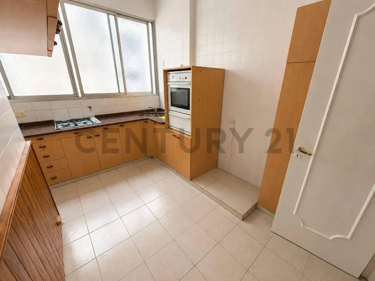 VENTA-PERMUTA departamento 3 ambientes con balcon, depend. Y Cochera En Palermo 2