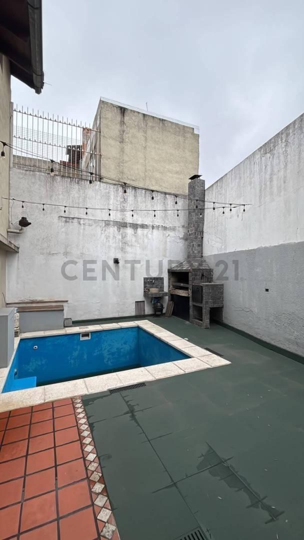 Foto de Venta-Permuta Casa 5 Ambientes en Venta con Patio, Pileta, Terraza y, imagen 1