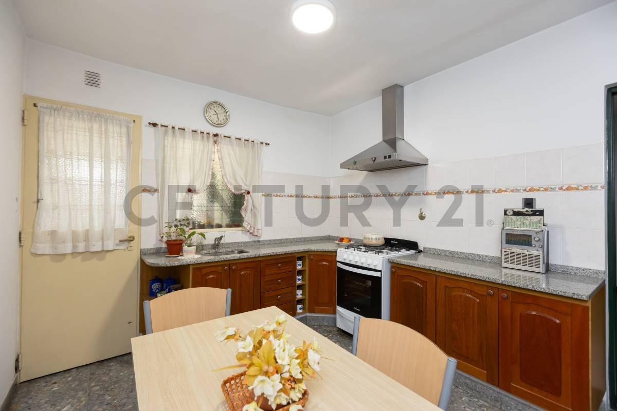 Foto de Casa 4 Ambientes APTA CRÉDITO sobre lote de 242 m² | Cochera, Gran Parque y Potencial de Ampliación, imagen 2