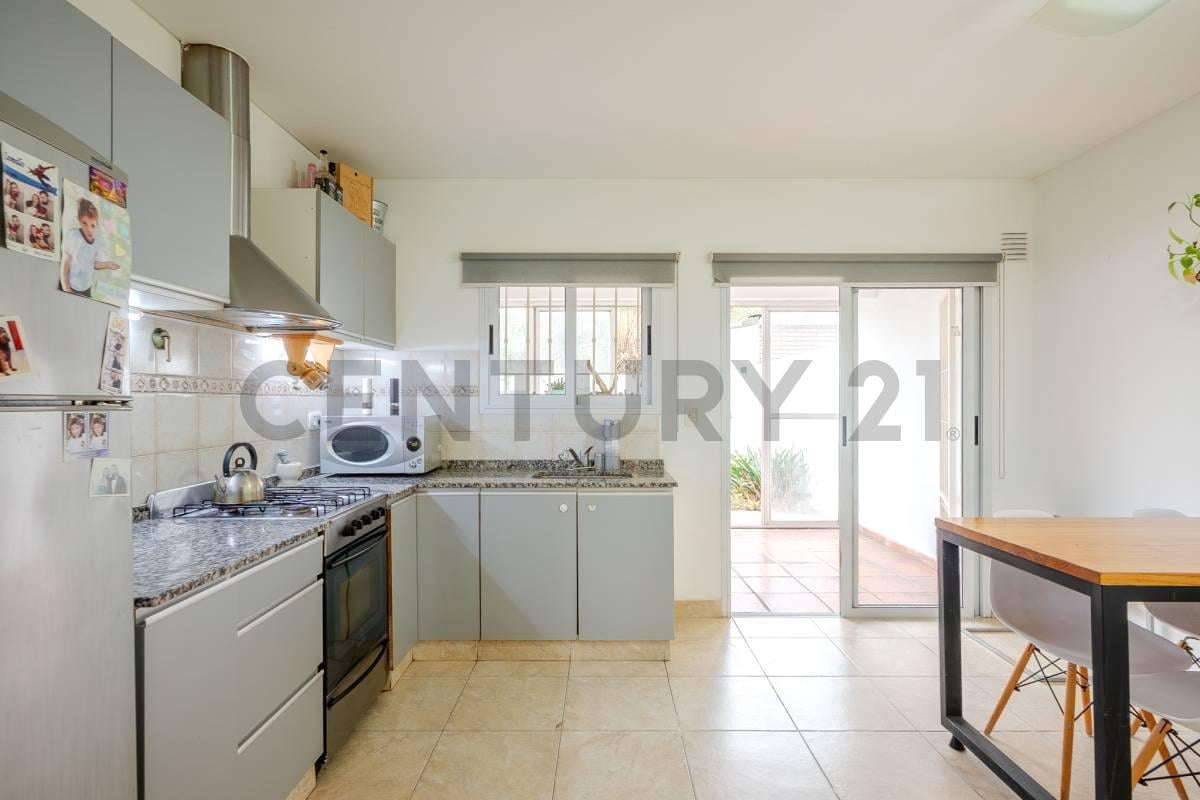 Foto de VENTA CASA DUPLEX PH 3AMB CON QUINCHO Y PARRILA EN ITUZAINGO NORTE/, imagen 1