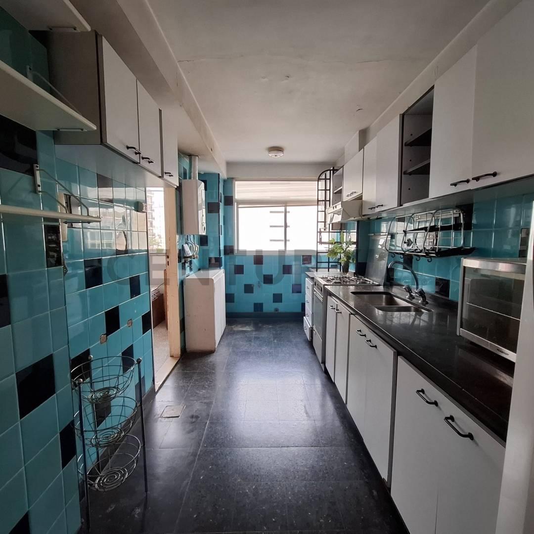 Foto de VENTA- PERMUTA AMPLIO 3 AMBIENTES CON DEPENDENCIA Y BALCÓN CORRIDO, imagen 2